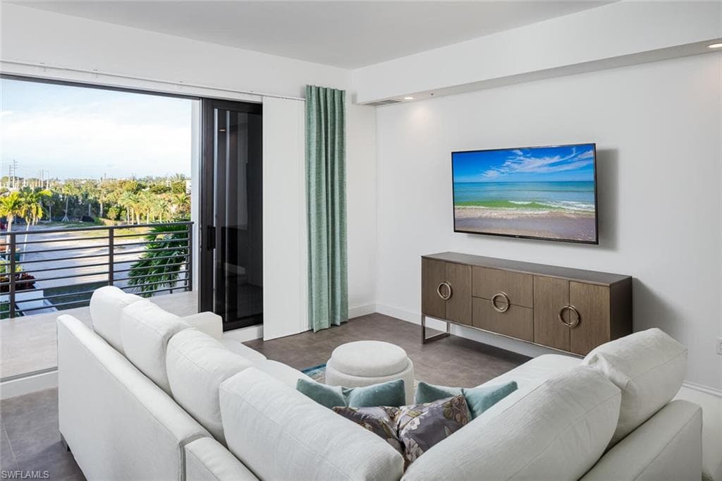 1111 Central AVE # 412, NAPLES FL 34102-2