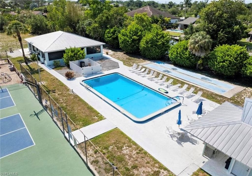 2393 Outrigger LN, NAPLES FL 34104-19