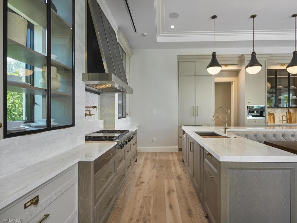 595 16th AVE S, NAPLES FL 34102-10