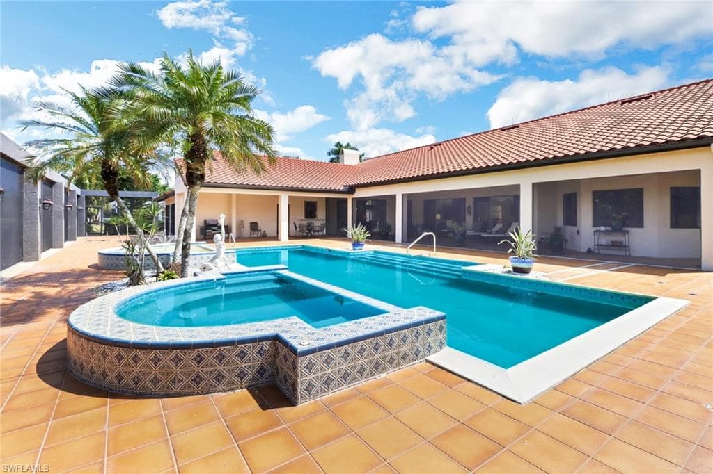 4724 Oak Leaf DR, NAPLES FL 34119-17