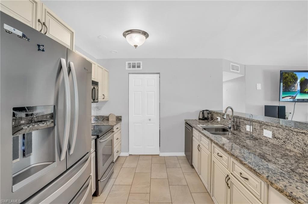 883 Coconut CIR E, NAPLES FL 34104-9