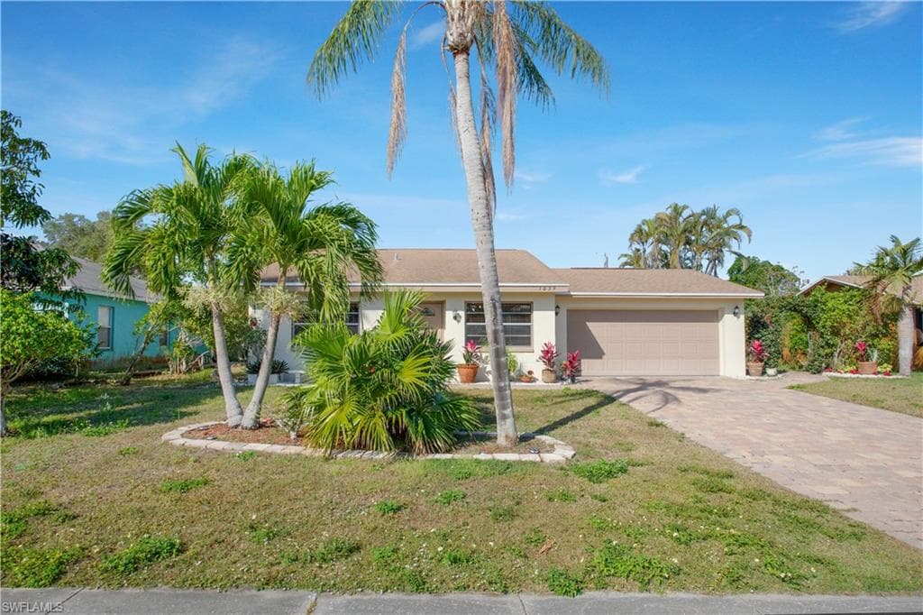 1039 Cardinal ST, NAPLES FL 34104-27