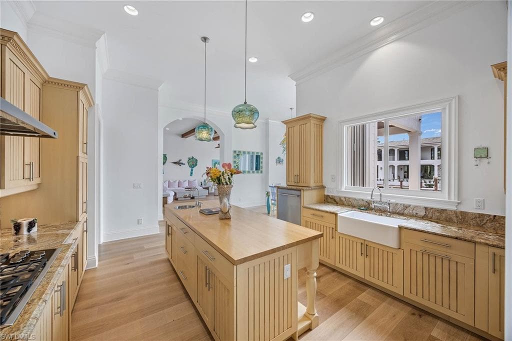 636 14th AVE S, NAPLES FL 34102-6