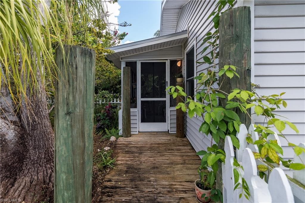 2828 Storter AVE, NAPLES FL 34112-3