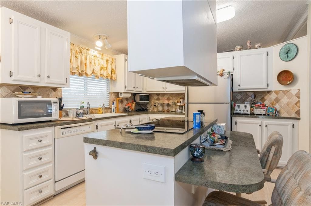 204 Grosbeak LN, NAPLES FL 34114-4