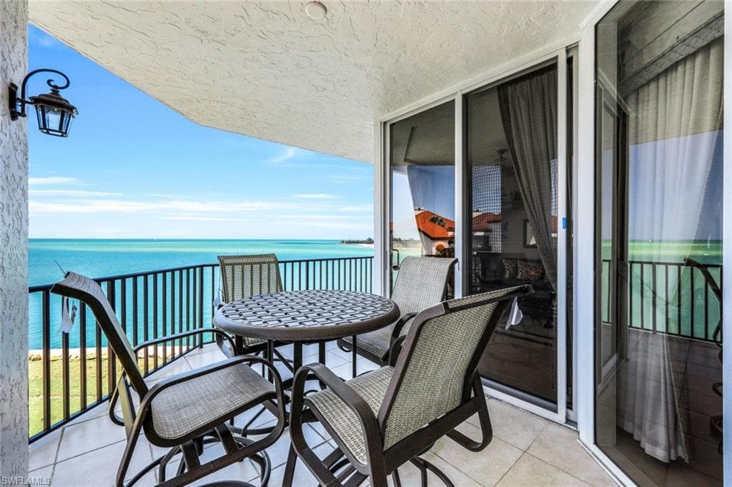 700 La Peninsula BLVD # 401, NAPLES FL 34113-37