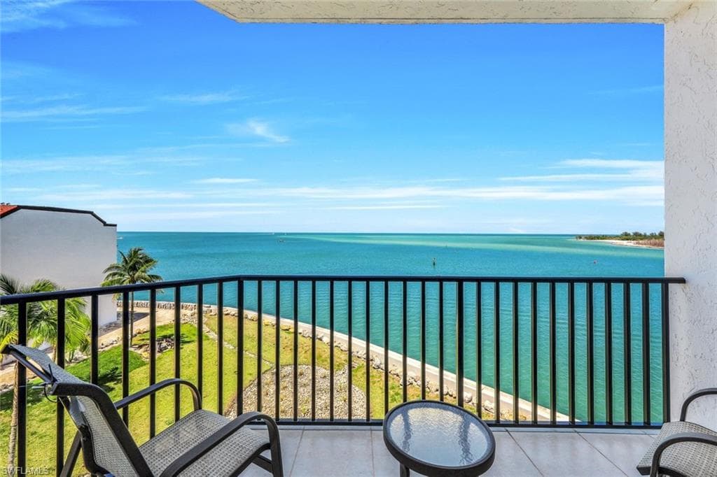 700 La Peninsula BLVD # 401, NAPLES FL 34113-30