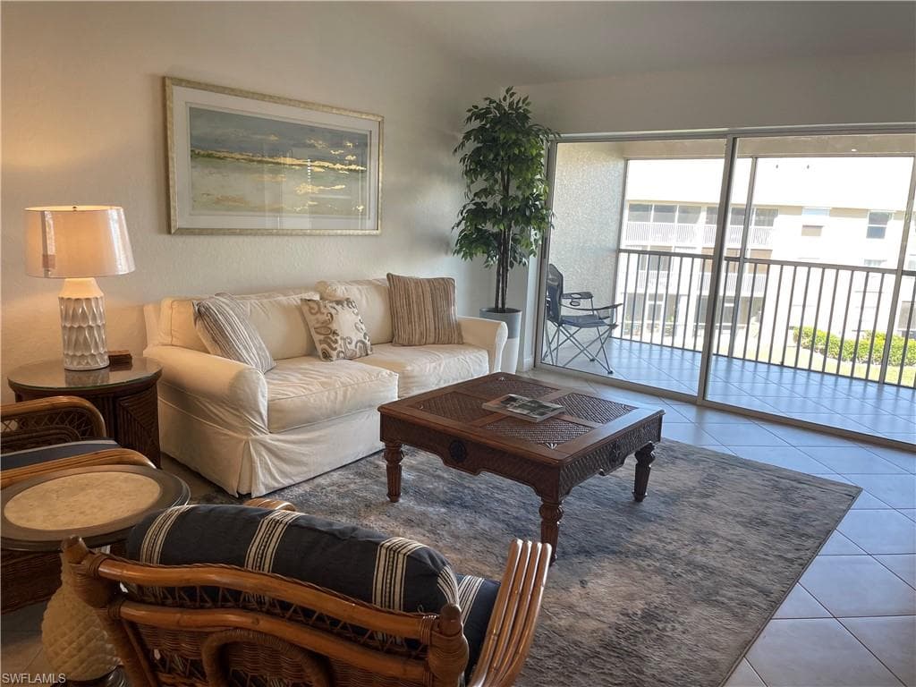 9640 Victoria LN # 305, NAPLES FL 34109-3