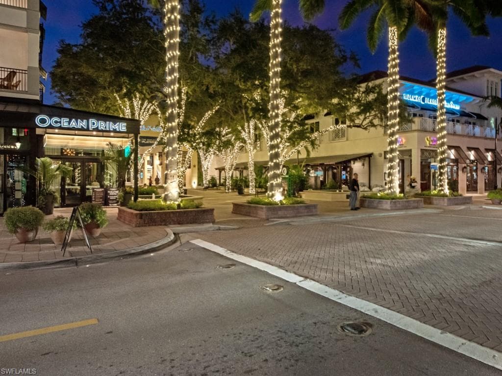625 5th AVE S # 302, NAPLES FL 34102-31