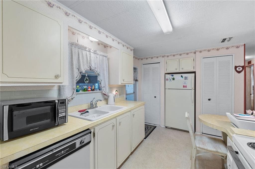 9004 Arbor DR, NORTH FORT MYERS FL 33903-8