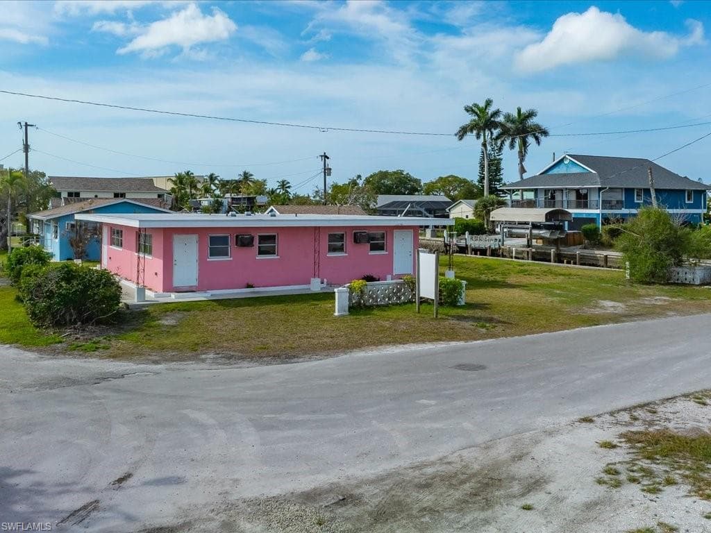 107 East AVE, GOODLAND FL 34140-1