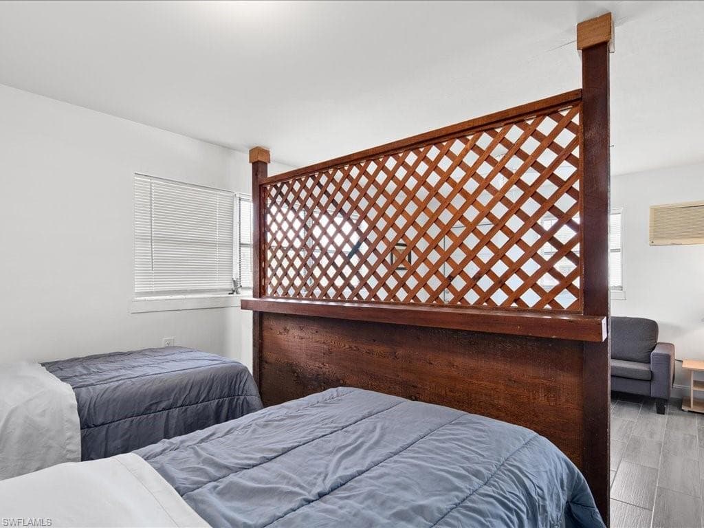 107 East AVE, GOODLAND FL 34140-12