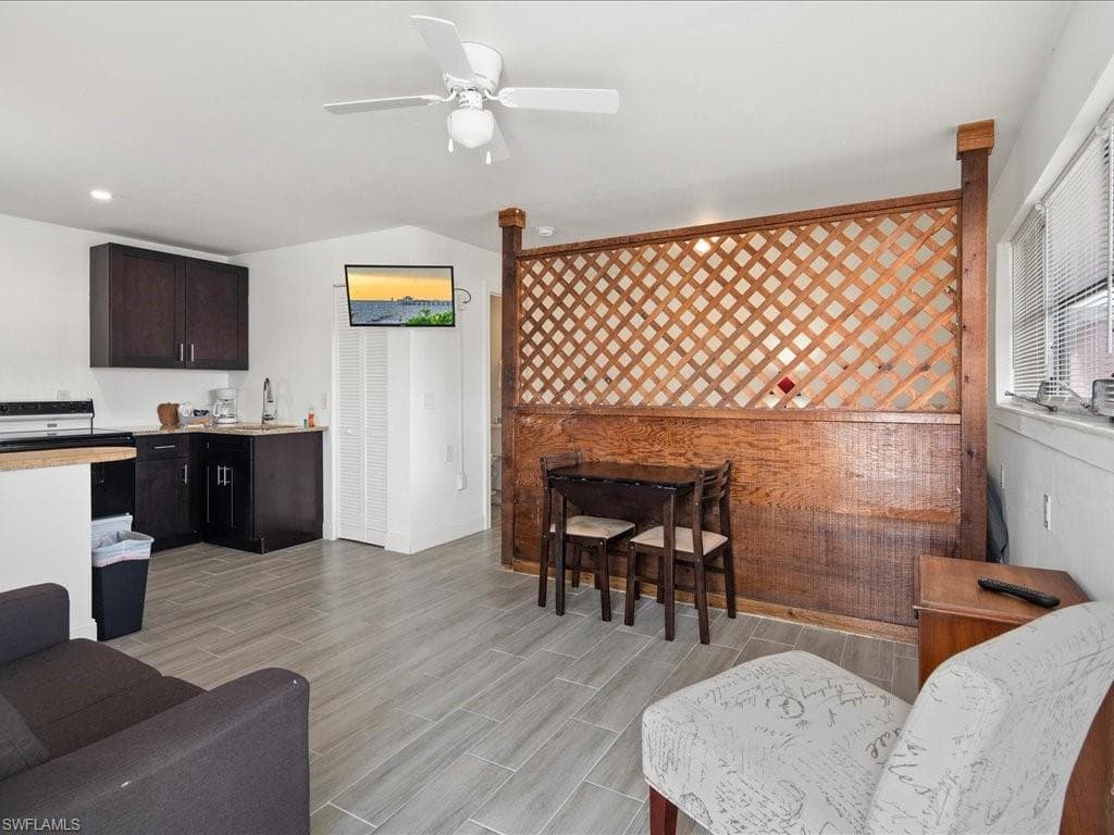 107 East AVE, GOODLAND FL 34140-16