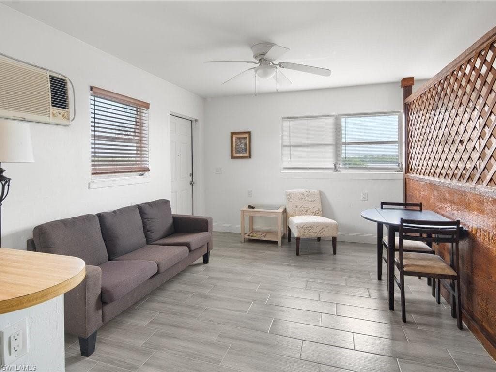 107 East AVE, GOODLAND FL 34140-21