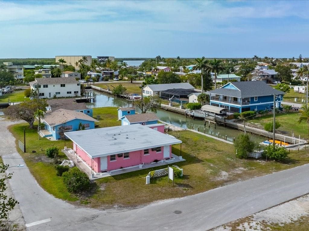 107 East AVE, GOODLAND FL 34140-4