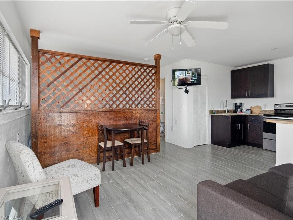 107 East AVE, GOODLAND FL 34140-19