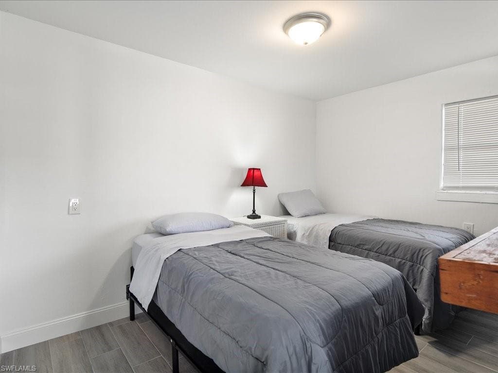 107 East AVE, GOODLAND FL 34140-9