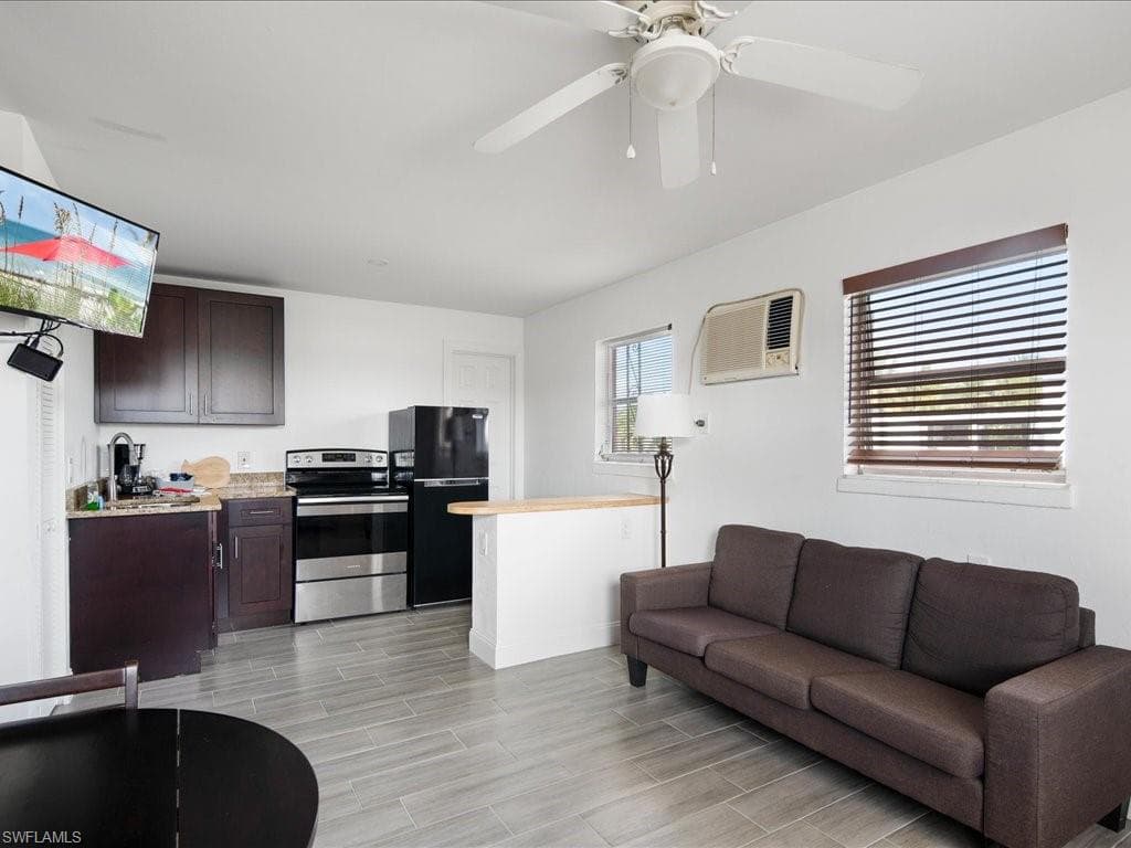 107 East AVE, GOODLAND FL 34140-20