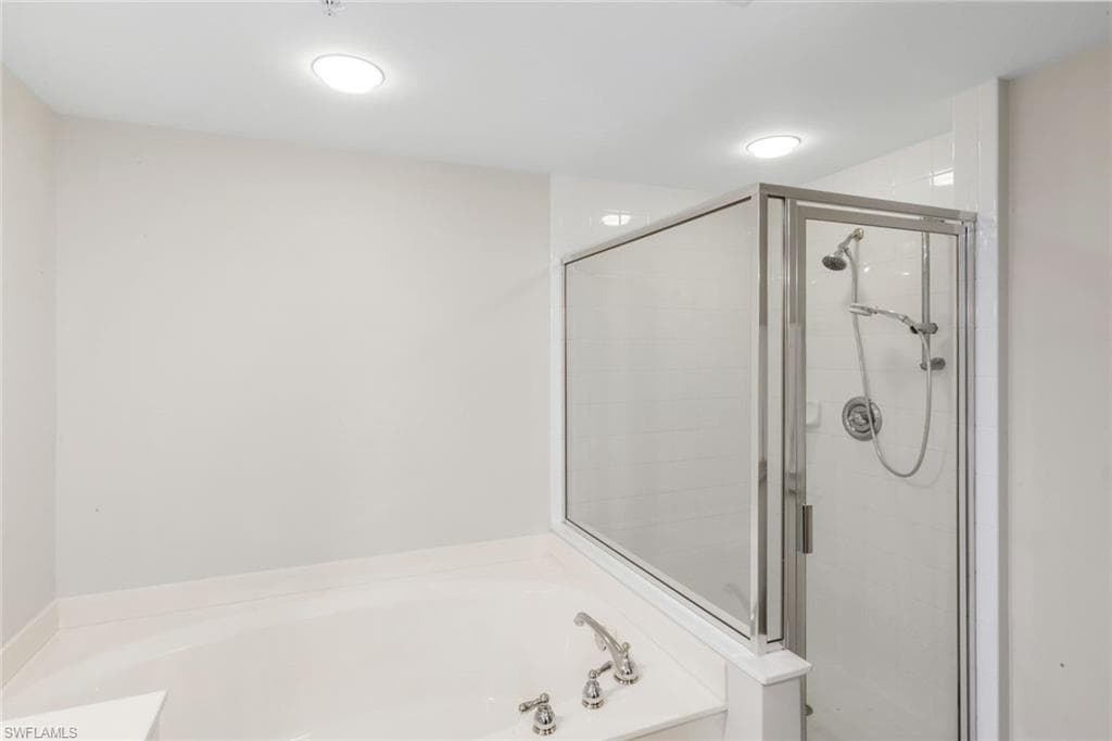 325 Dunes BLVD # 605, NAPLES FL 34110-18