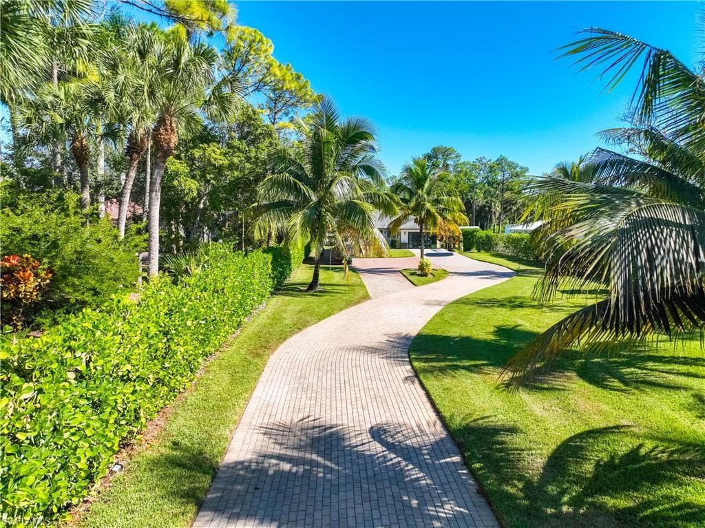 1890c Oakes BLVD, NAPLES FL 34119-33