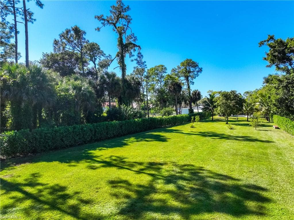 1890c Oakes BLVD, NAPLES FL 34119-37