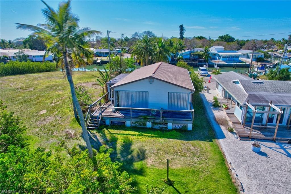 105 Bayshore WAY, GOODLAND FL 34140-4