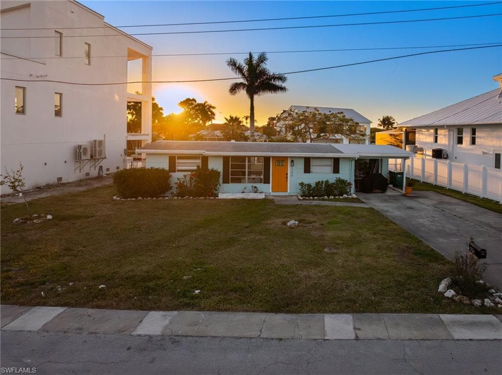 1796 Holiday LN, NAPLES FL 34104-4