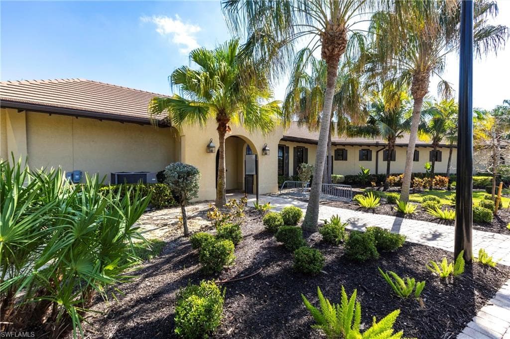2351 Montserrat LN # 202, NAPLES FL 34120-38