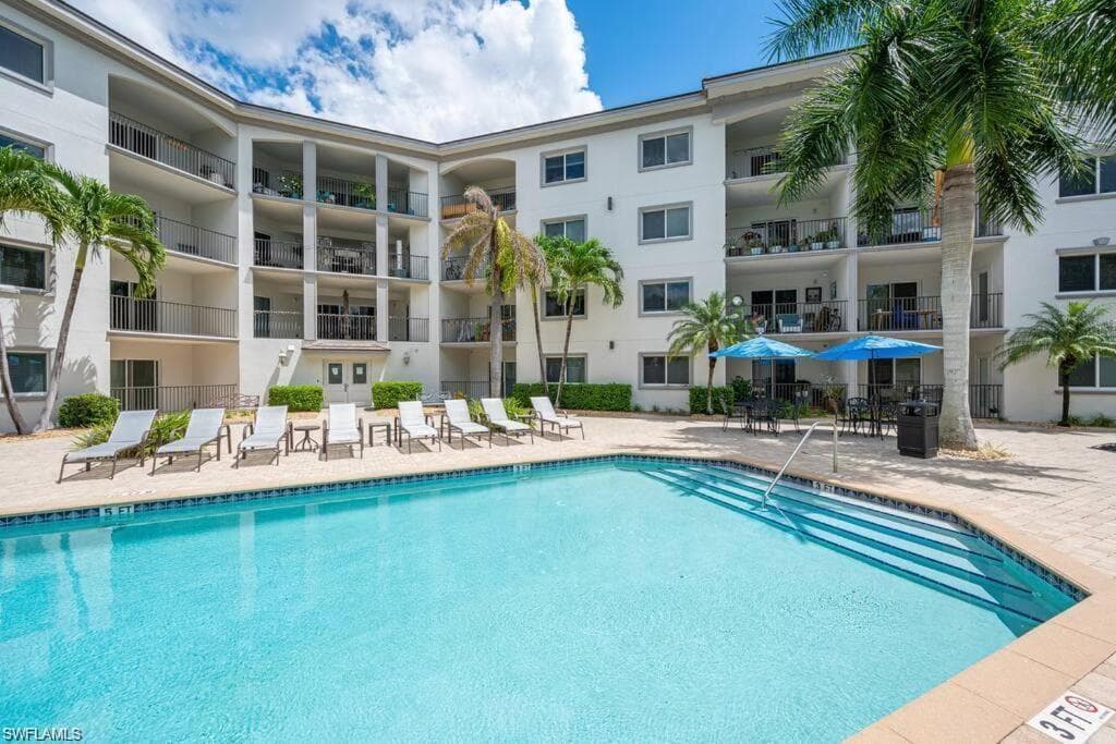 1100 Pine Ridge RD # B106, NAPLES FL 34108-2