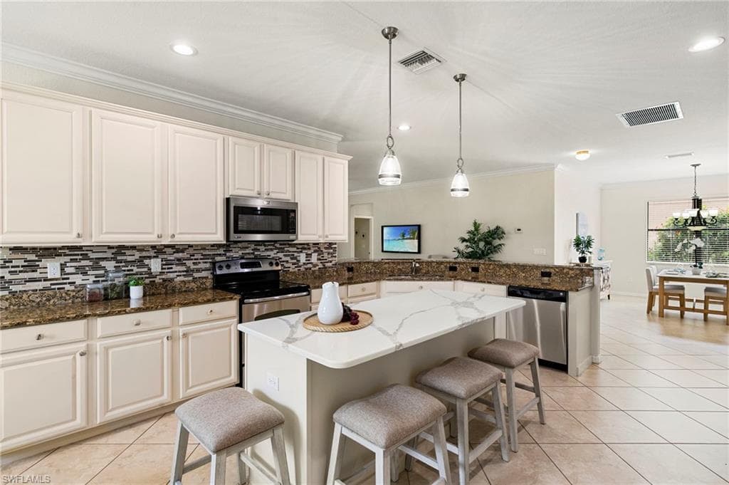 3915 Treasure Cove CIR, NAPLES FL 34114-9