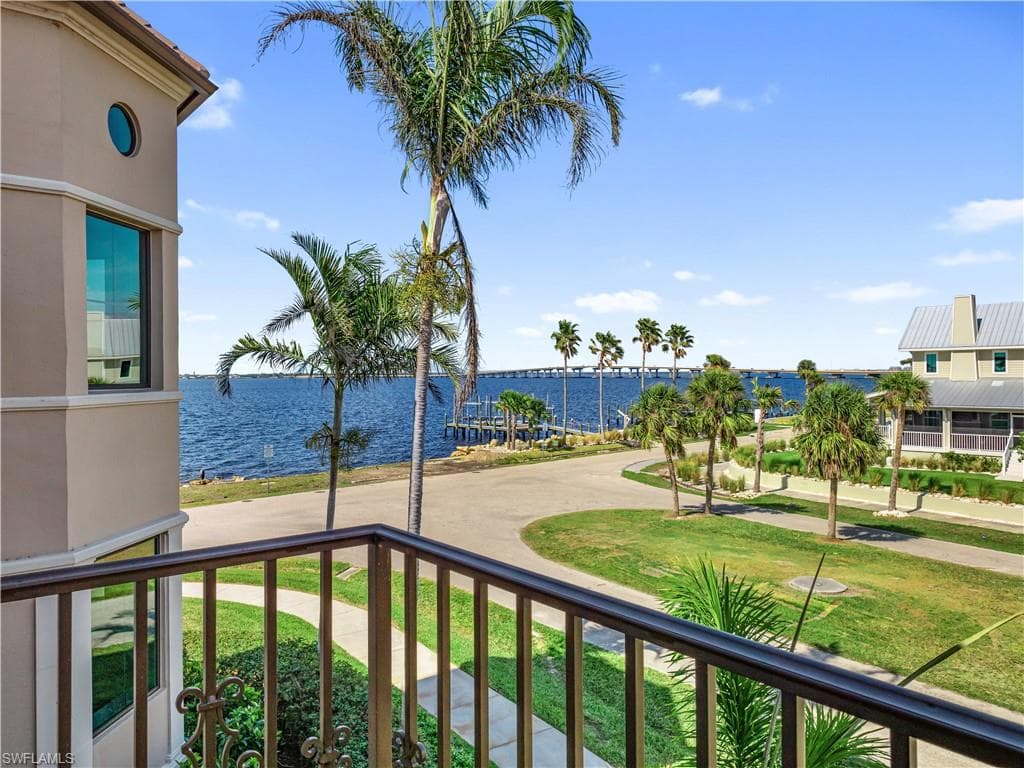 6005 W Riverside DR, FORT MYERS FL 33919-43