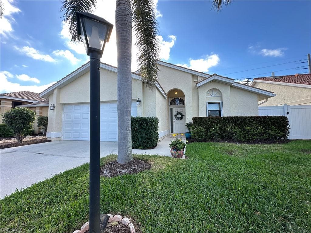 1315 Naples Lake DR, NAPLES FL 34104-1