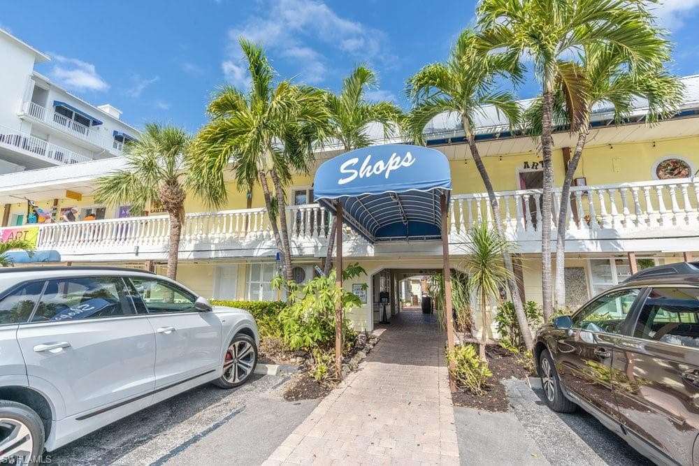 10 Tampa PL # 203, MARCO ISLAND FL 34145-34