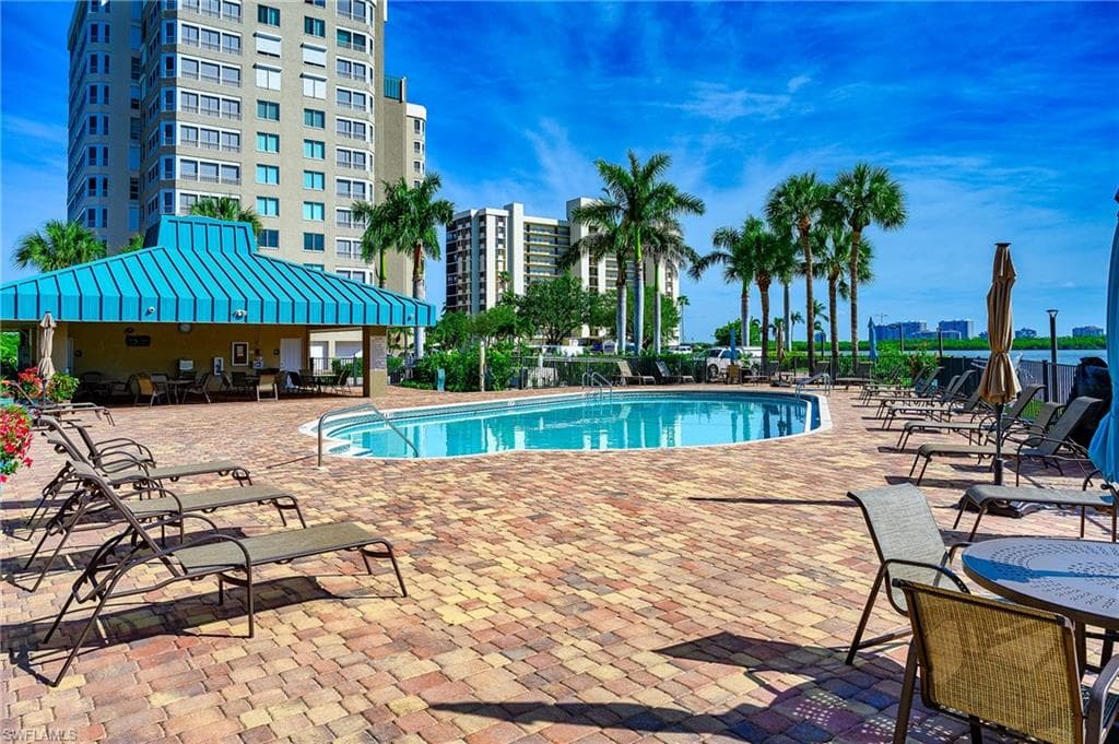 21 Bluebill AVE # 902, NAPLES FL 34108-4