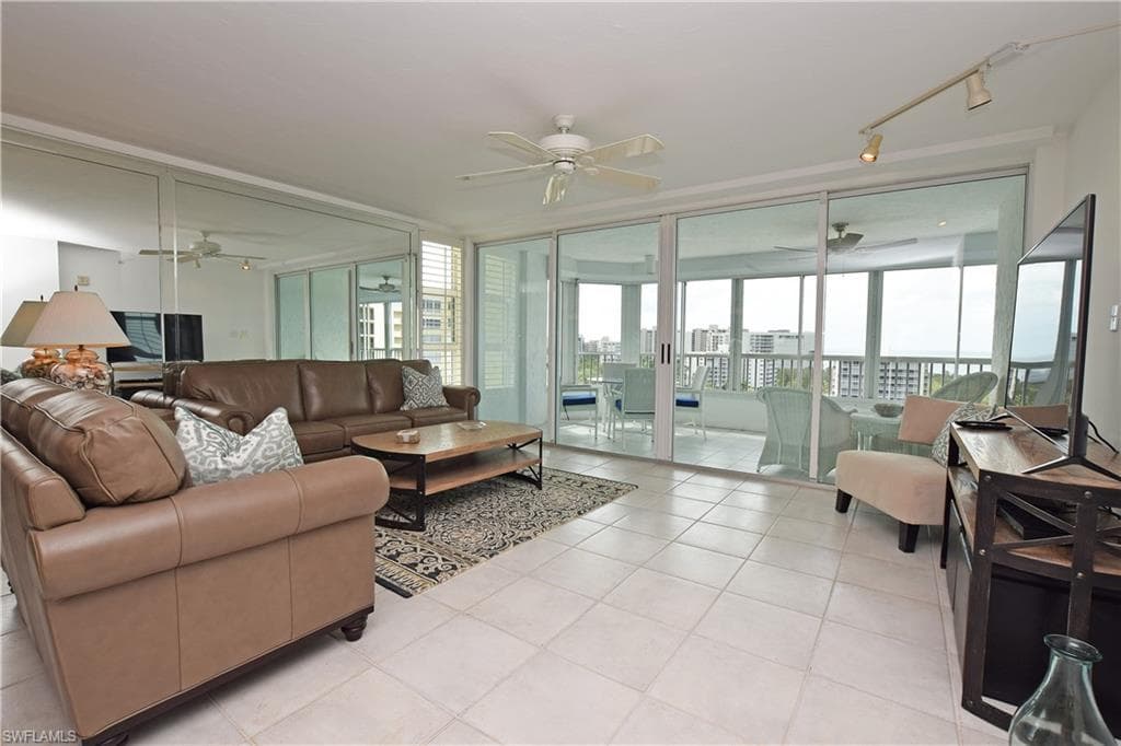 21 Bluebill AVE # 902, NAPLES FL 34108-17