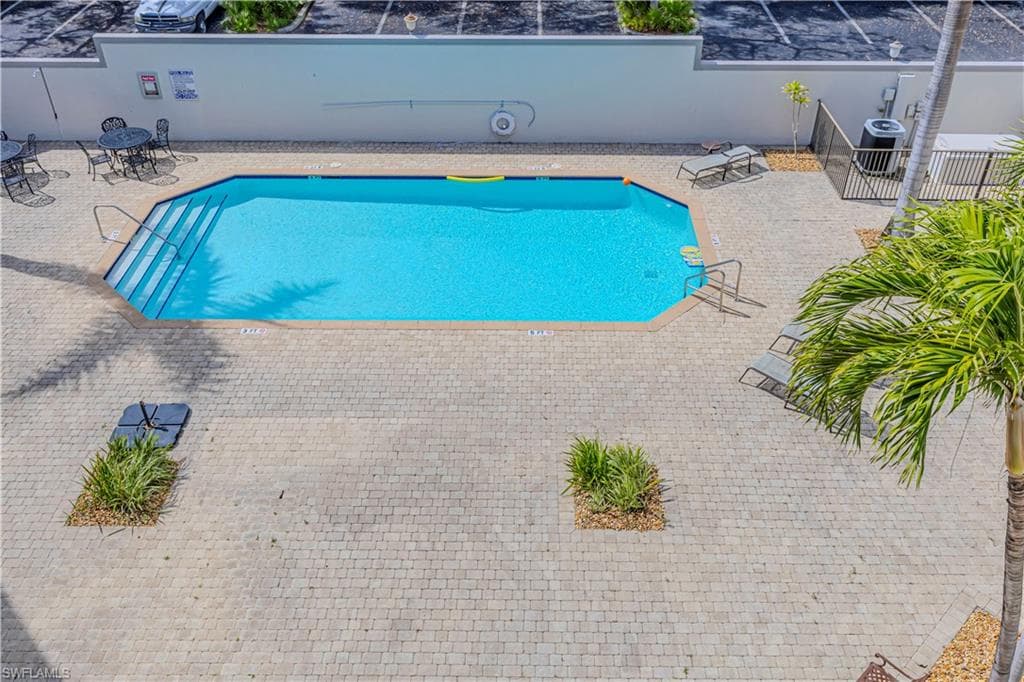1100 Pine Ridge RD # 400, NAPLES FL 34108-8