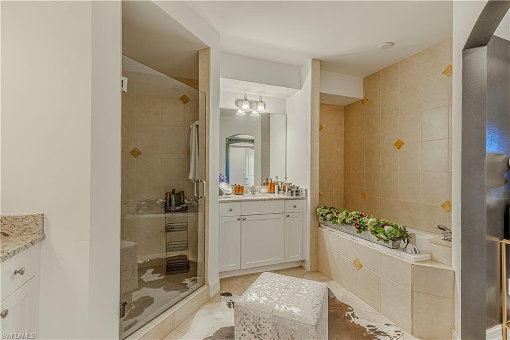 1100 Pine Ridge RD # 400, NAPLES FL 34108-24