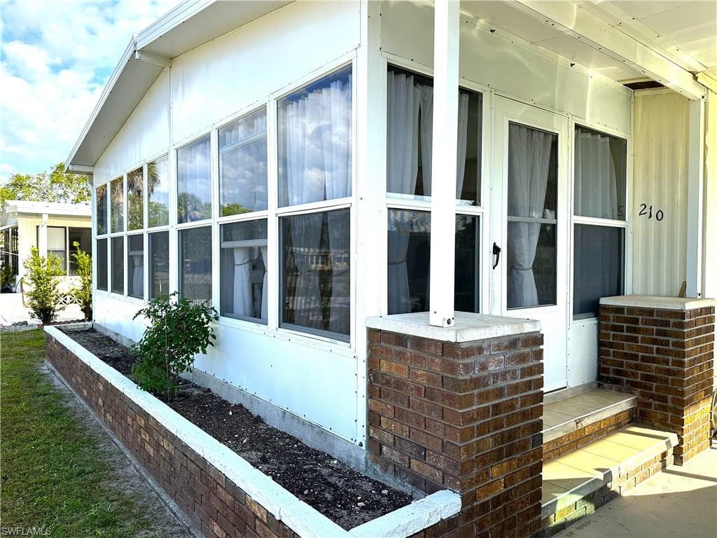 210 Pine Key LN # 210, NAPLES FL 34114-2