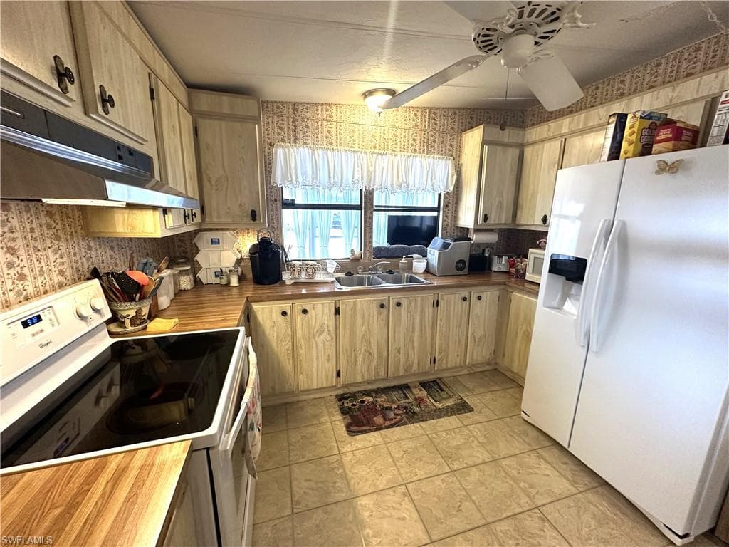 210 Pine Key LN # 210, NAPLES FL 34114-3