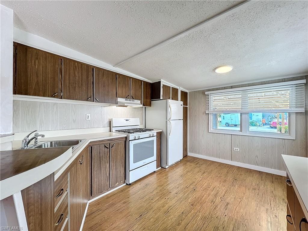 139 Gaslight AVE-12