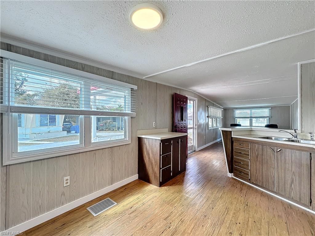 139 Gaslight AVE-16