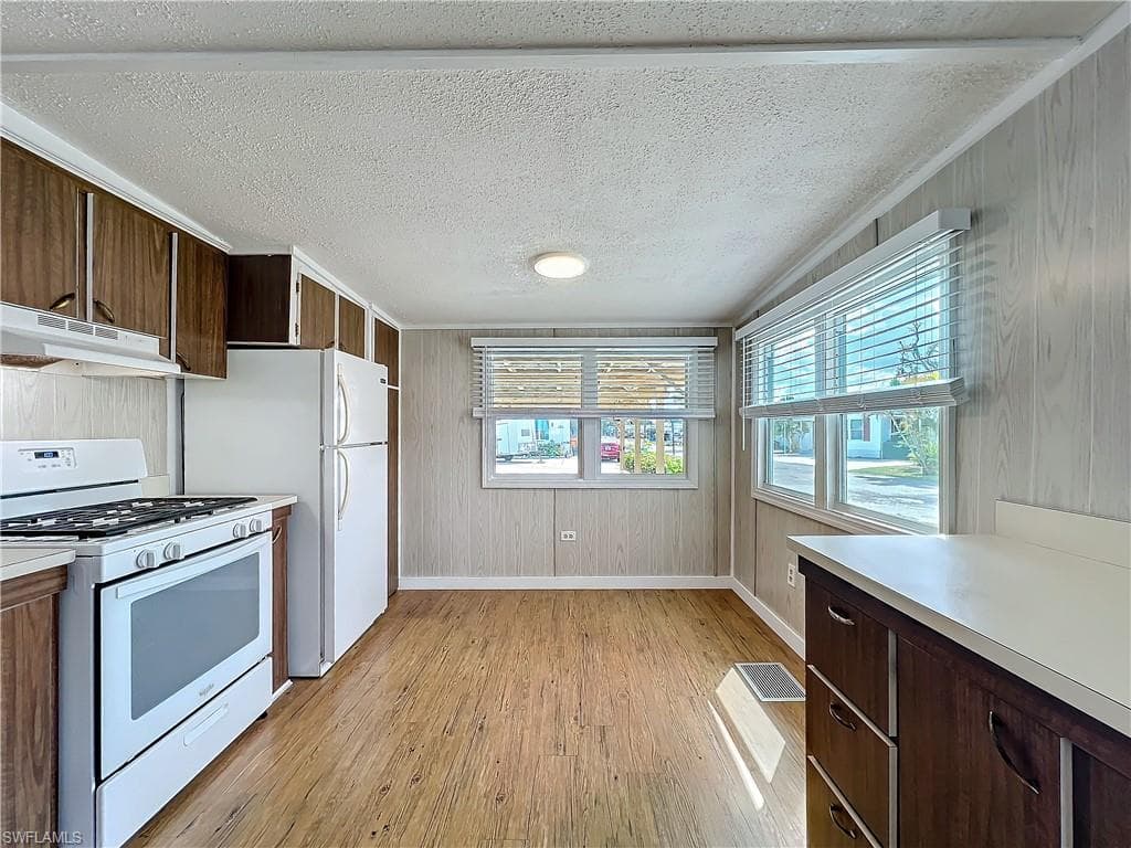 139 Gaslight AVE-13