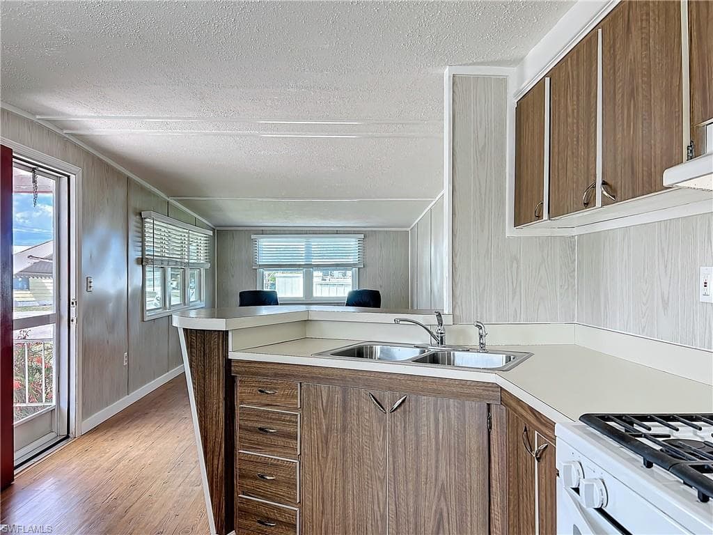 139 Gaslight AVE-17