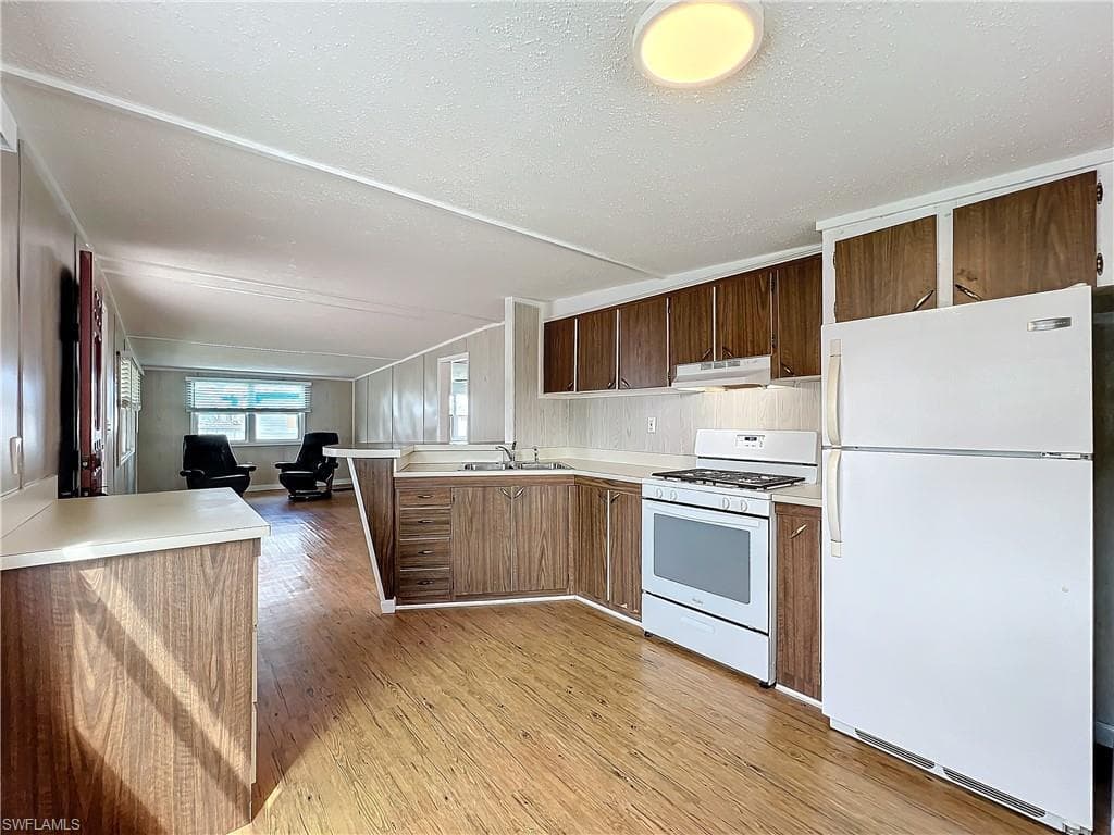 139 Gaslight AVE-14