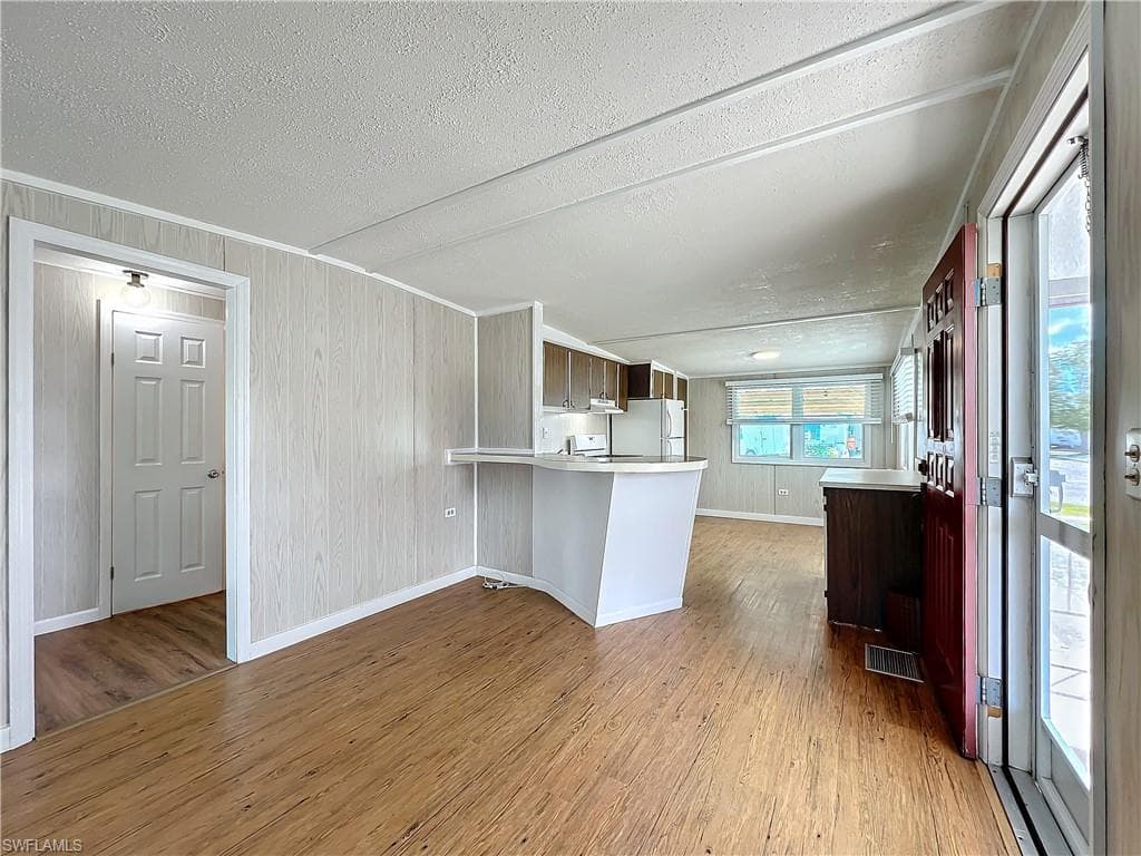 139 Gaslight AVE-10