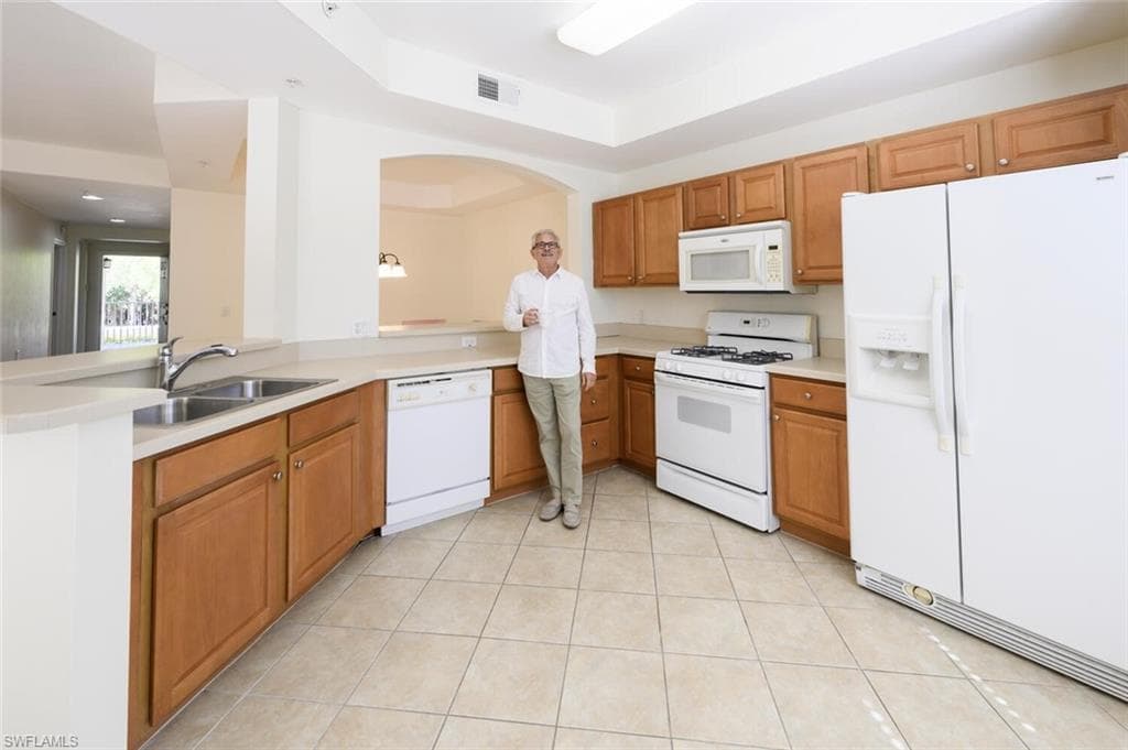 1882 Tarpon Bay DR S # 205, NAPLES FL 34119-5