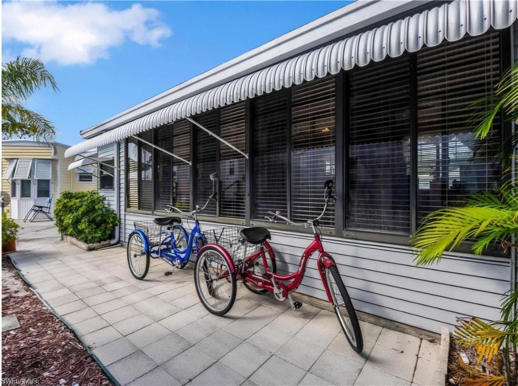 21 Shifting Sand AVE, BONITA SPRINGS FL 34135-1