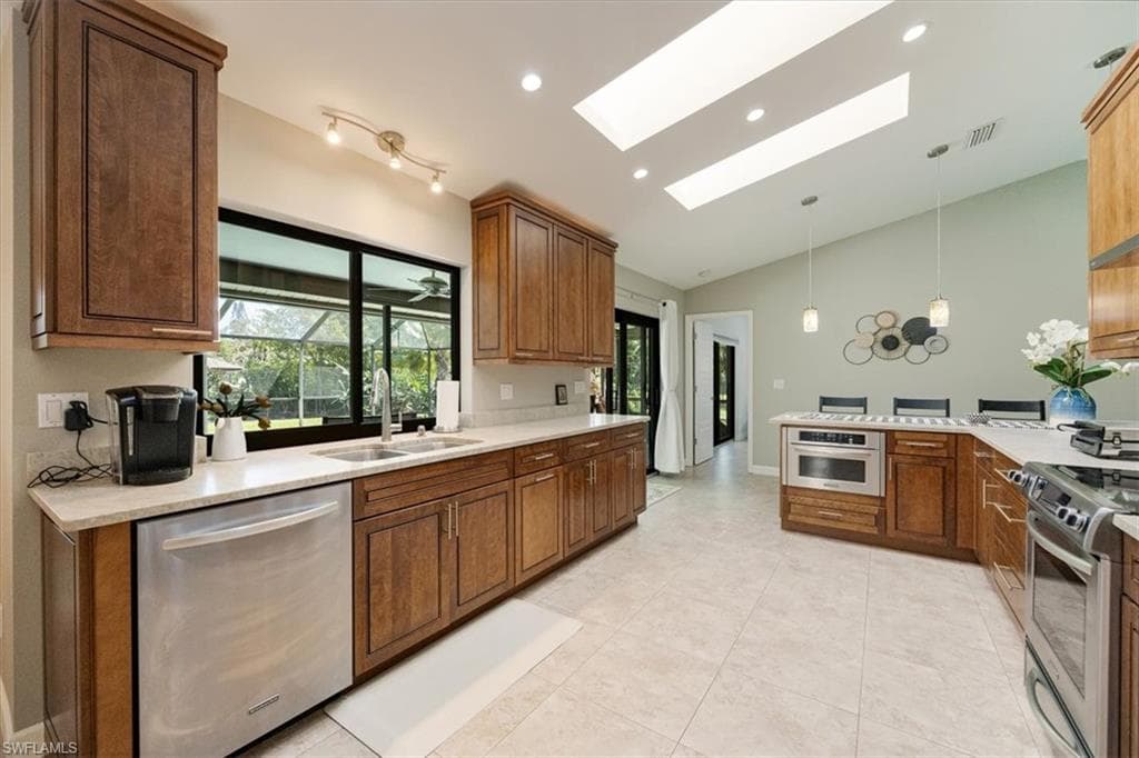 136 Old Tamiami TRL, NAPLES FL 34110-9
