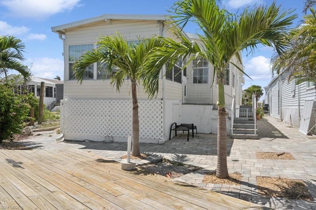 12 Nancy LN, FORT MYERS BEACH FL 33931-1