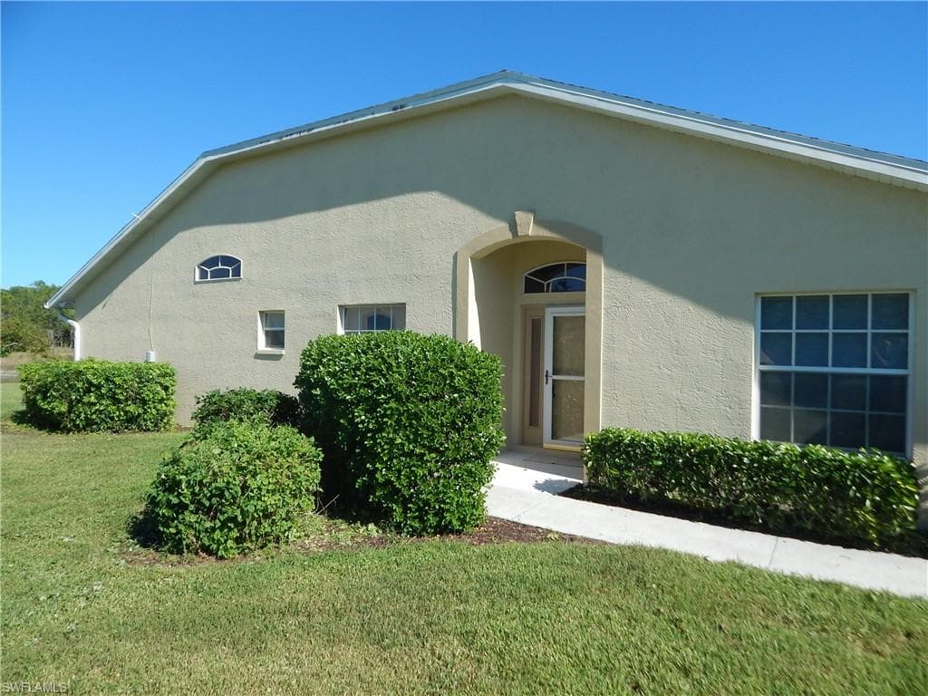 5390 Whitten DR, NAPLES FL 34104-1